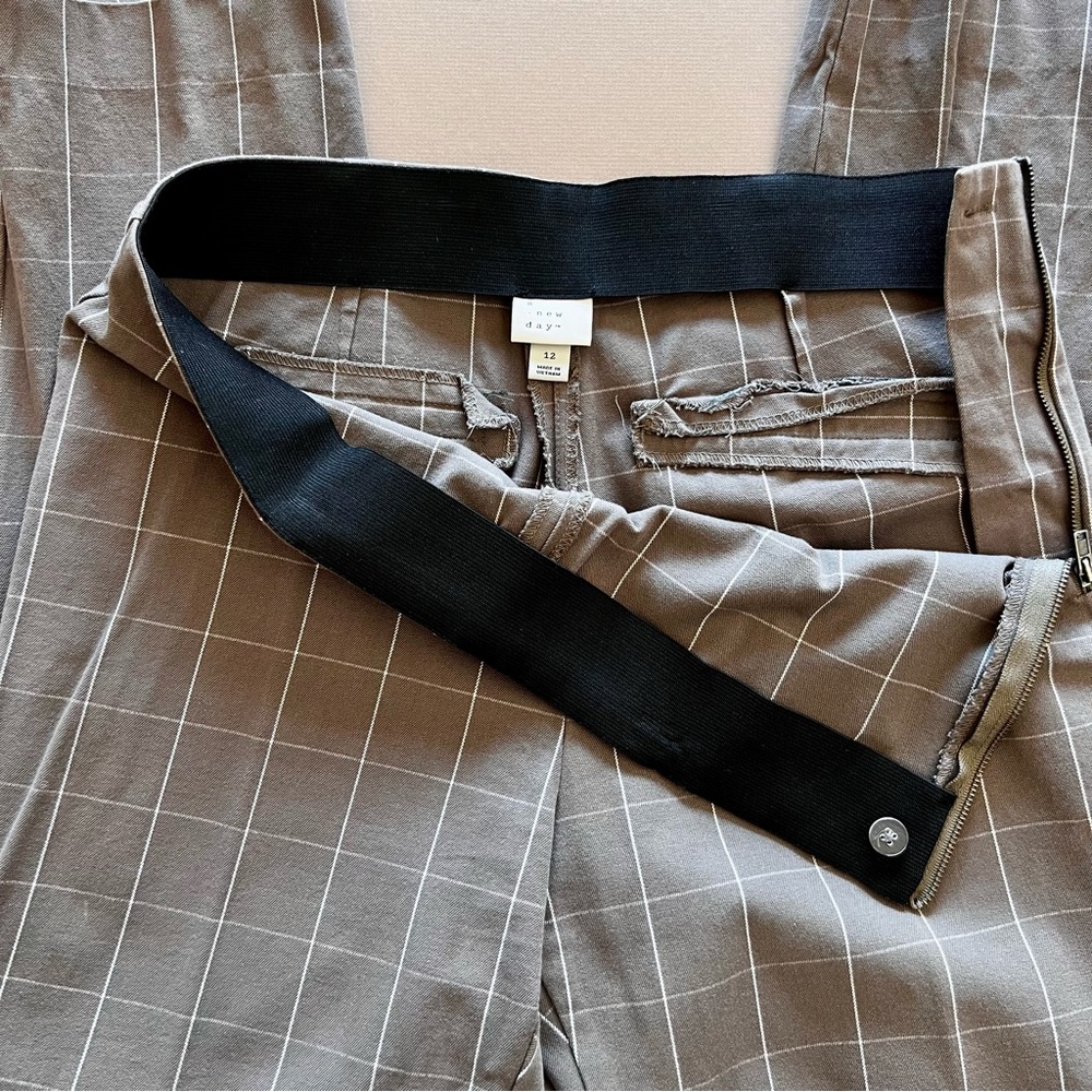 Taupe Grid Pattern Ankle Cropped Dress Pants - Picture 8 of 15